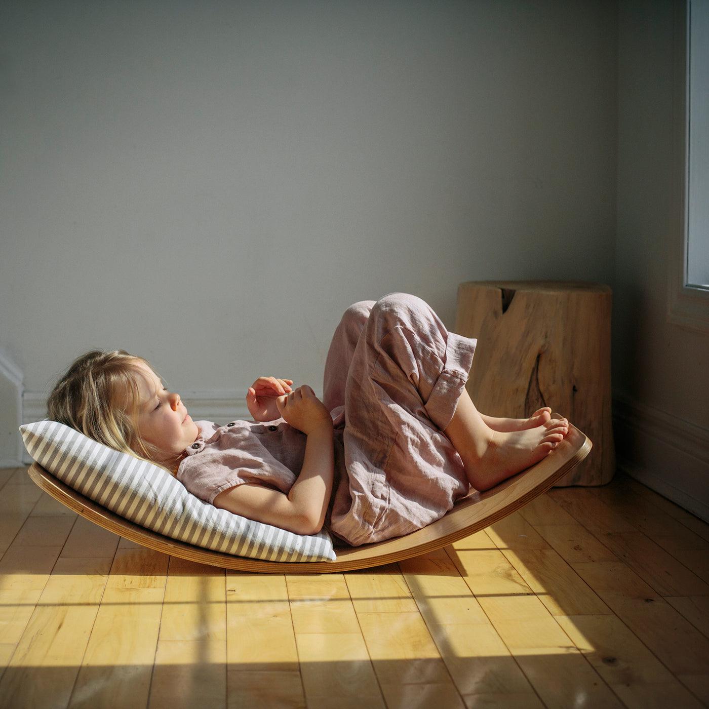 Kinderfeets Kinderboard in natural wood finish, rectangular balance board for kids, with rounded edges and smooth surface.
