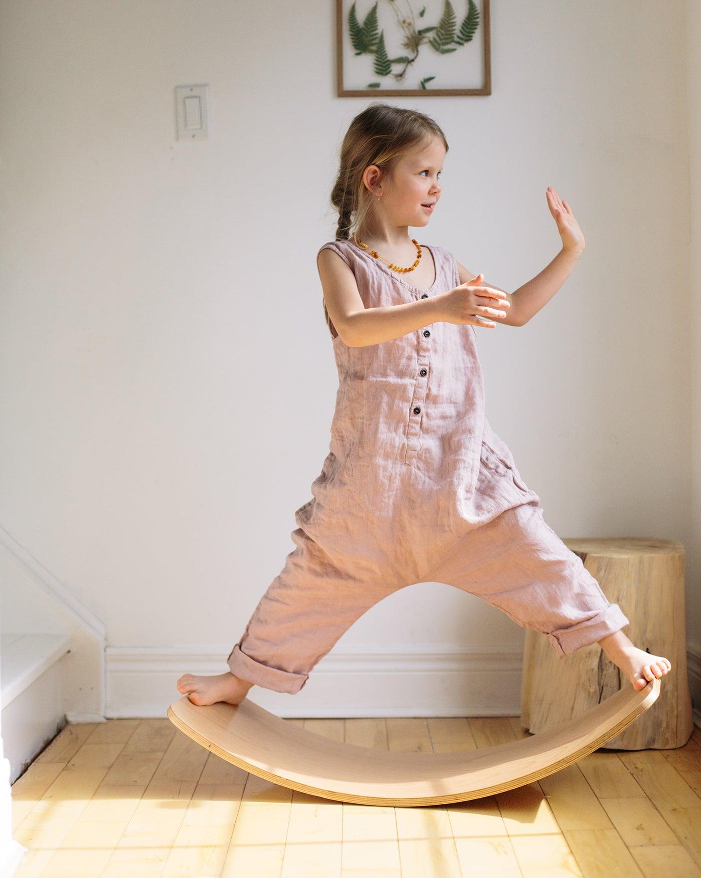 Kinderfeets Kinderboard in natural wood finish, styled for outdoor play and balance practice on a smooth wooden surface.