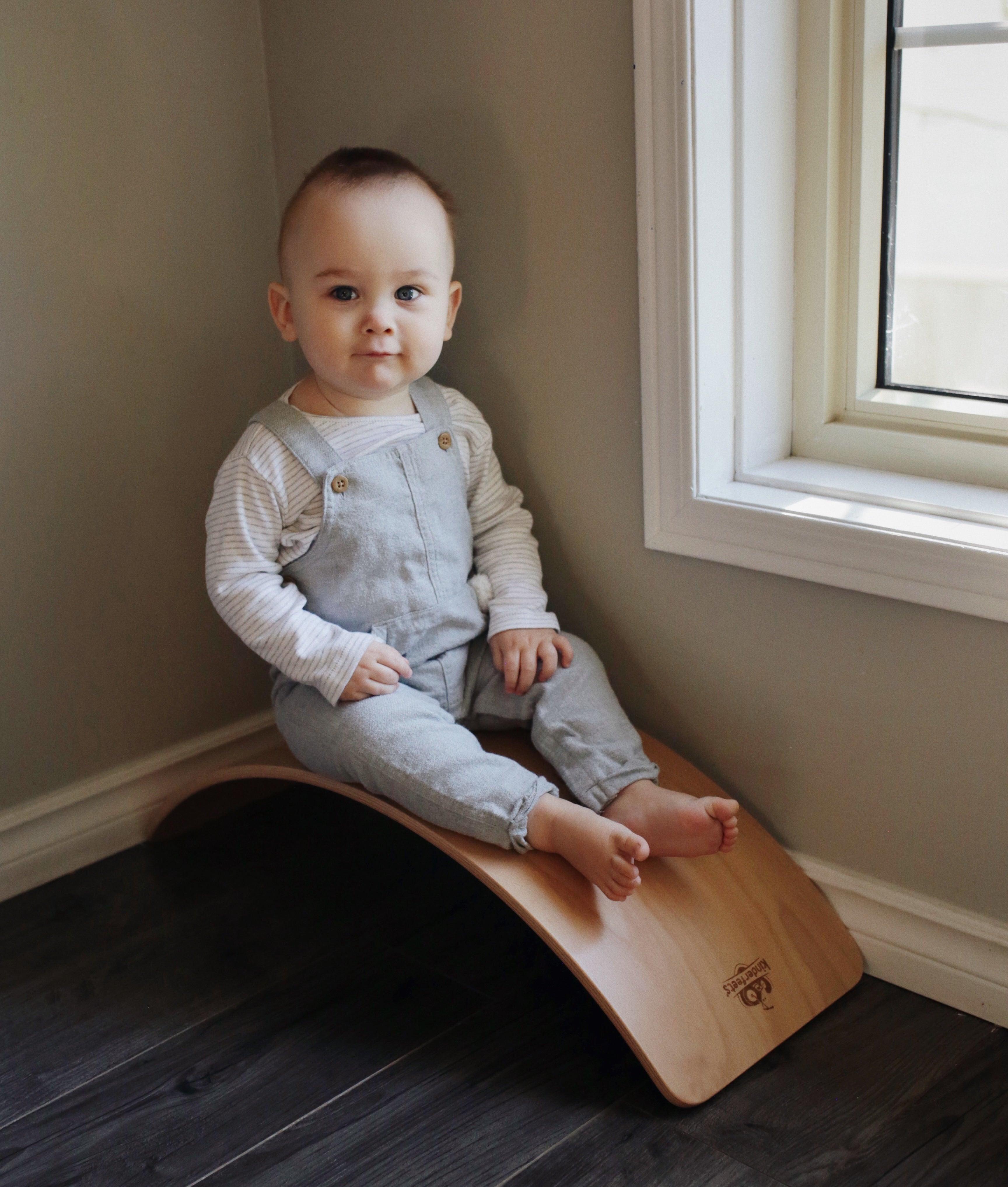Kinderfeets Kinderboard Lite natural balance board with wooden surface and rounded edges, designed for stability and fun.