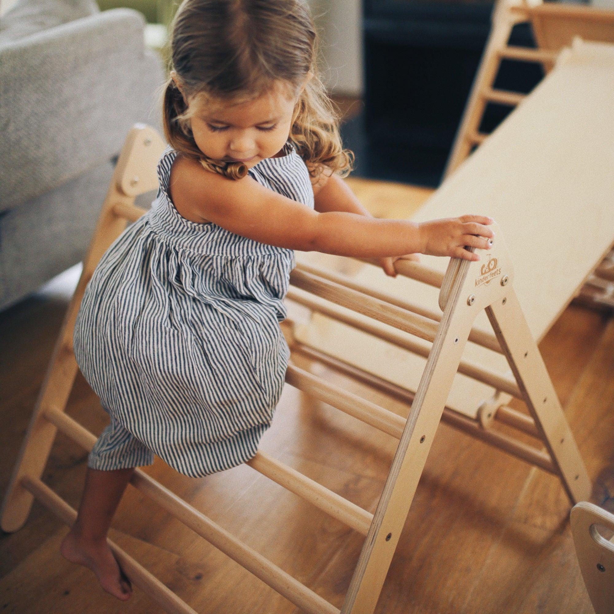 Kinderfeets Pikler Triangle climbing toy in medium size, made of wood, designed for safe indoor play and motor skill development.