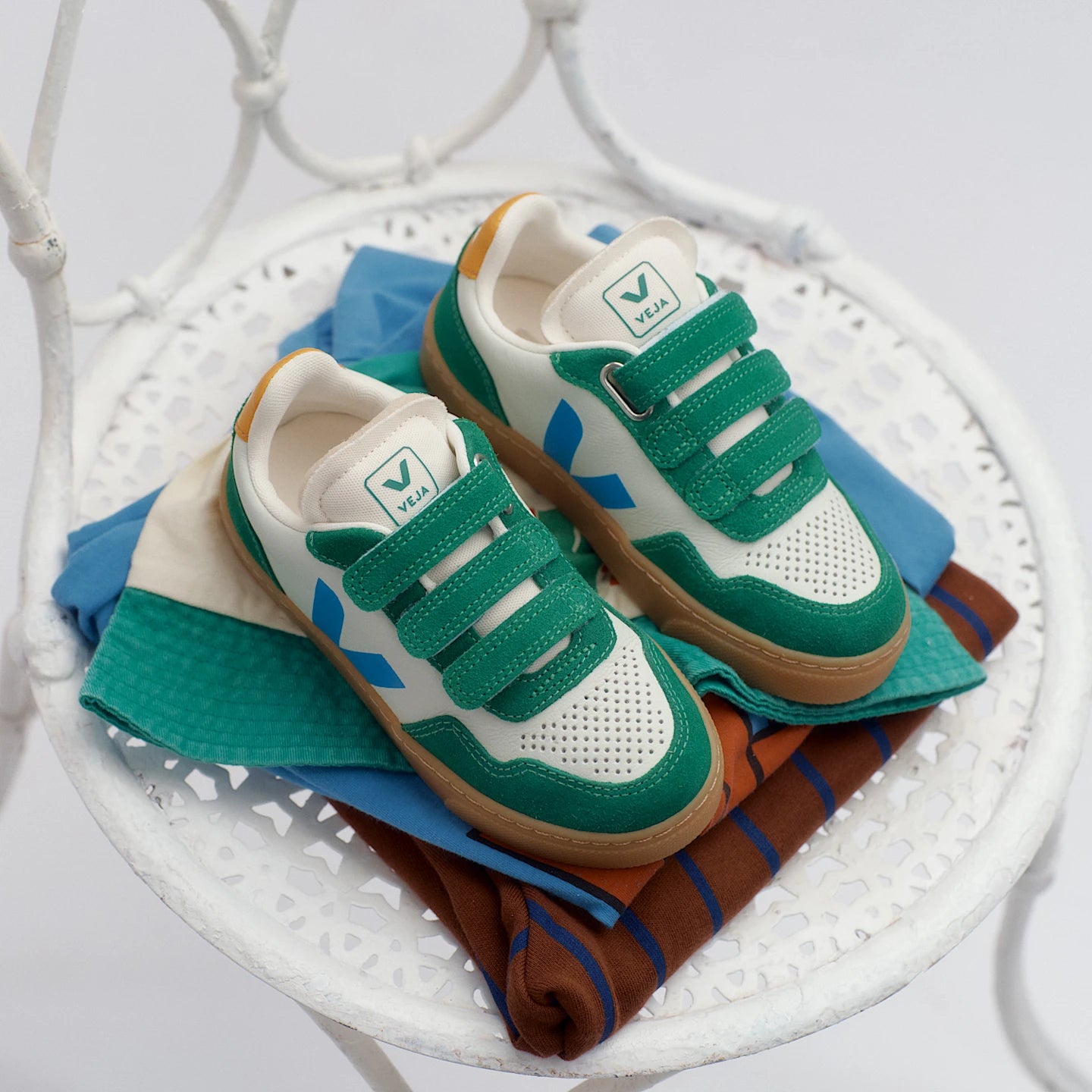 VEJA Small V-90 leather sneakers in Jade Egee Emeraude with green organic leather, featuring classic V-90 design and white sole.
